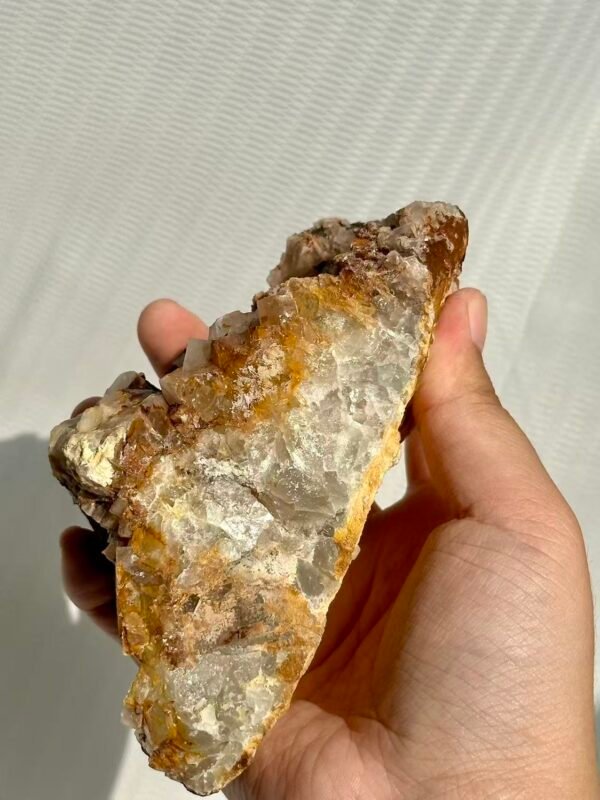 Rainbow-colored fluorite calcite coexists with various minerals   10F