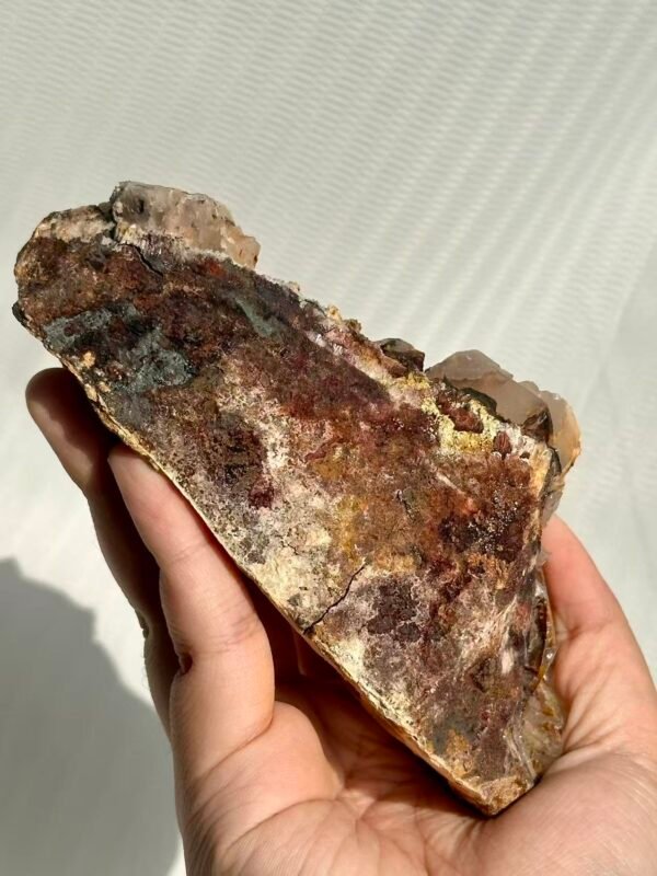 Rainbow-colored fluorite calcite coexists with various minerals   10F