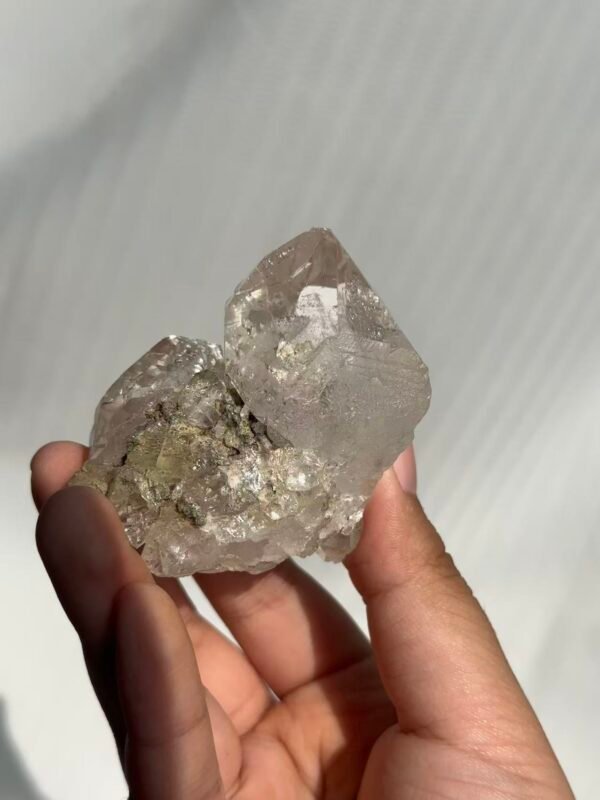 Himalaya interspersed with transparent white crystal   10G